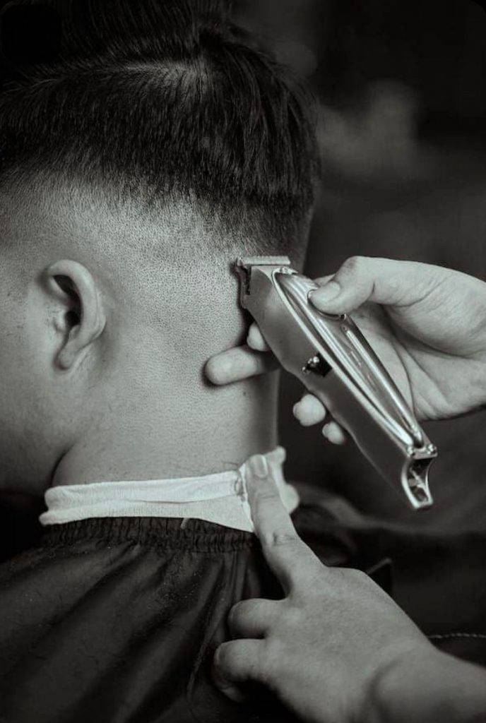 barbero cortando el pelo en un curso básico de barberia en Barcelona