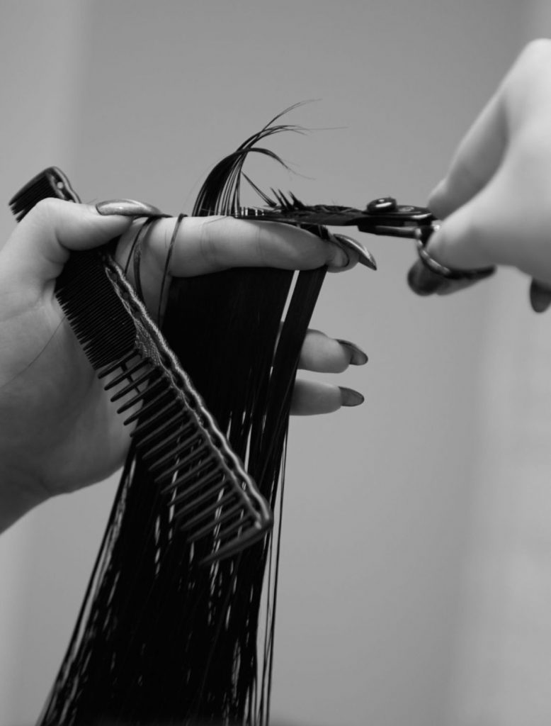 barbero cortando la barba en un curso de barberia de perfeccionamiento en Barcelona